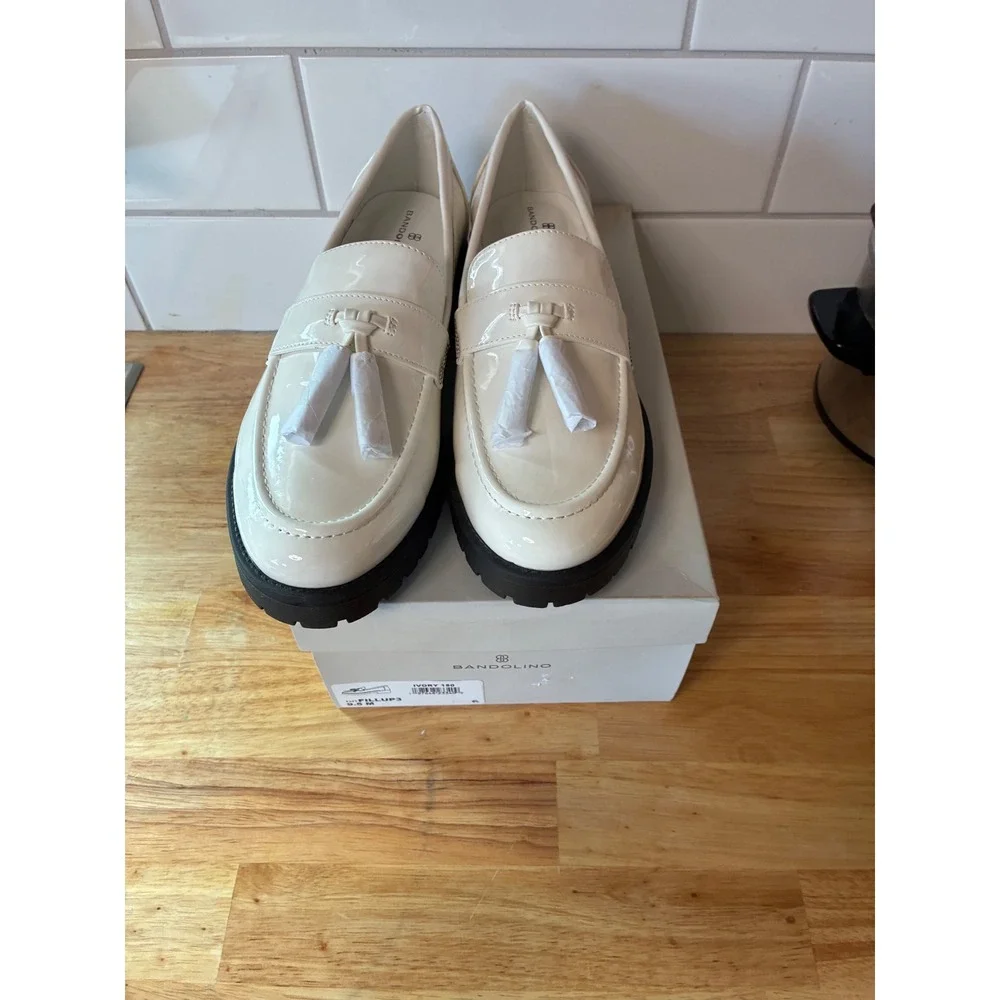 Bandolino Fillup3 Ivory Patent Lug Sole Tassel Loafers Womens 9.5 M NEW